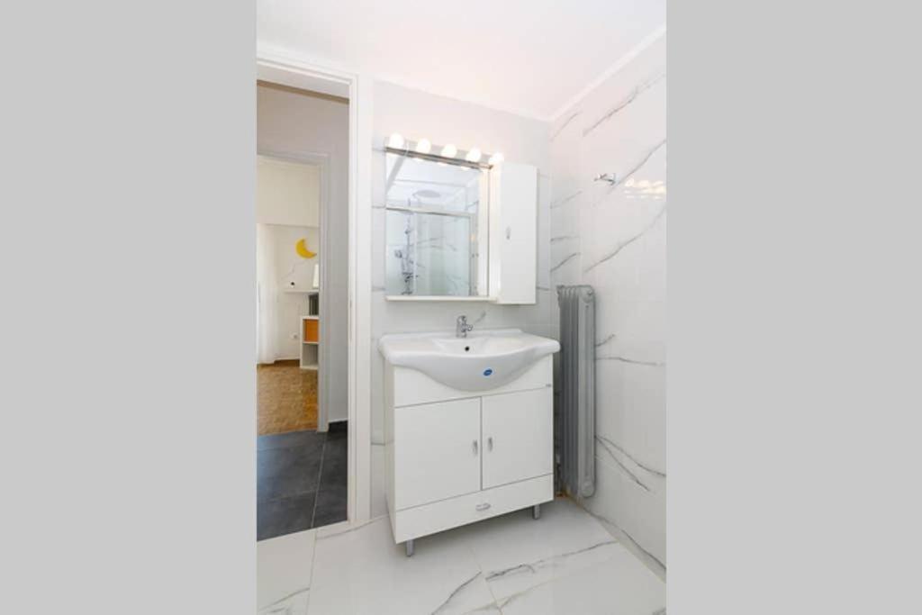 Apartmán Sunlit 2Br Oasis In Metaxourghio 3Min From Metro Atény Exteriér fotografie